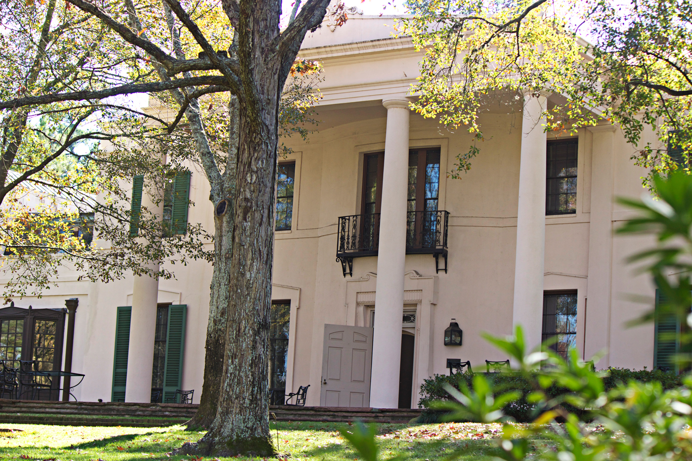 front of mansion at bayou bend - photo copyright Allison Beth Cooling